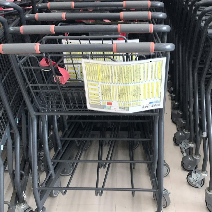 "Đây là một lý do nữa tôi yêu Nhật. Mỗi mùa một lần, họ lại thay đổi vị trí của hàng hóa trong cửa hàng và cung cấp cho khách hàng bản đồ của các gian hàng và đặt bản đồ đó trên các xe đẩy trong siêu thị", một người chia sẻ.