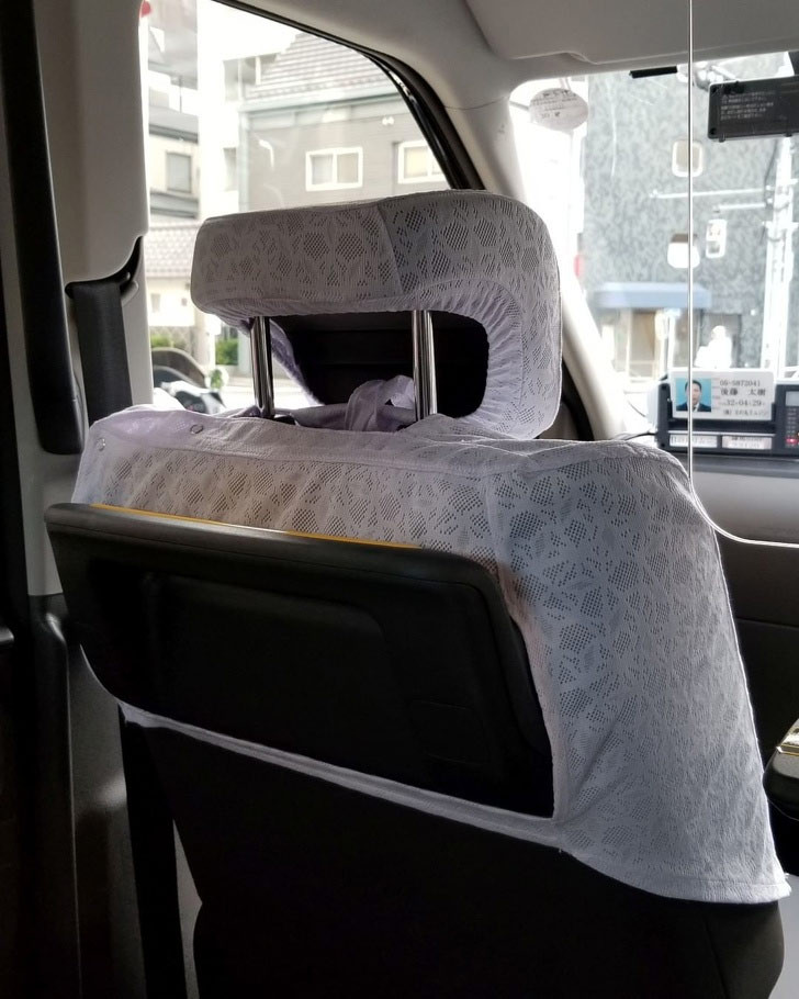 Chỉ cần nhìn những tấm vải màu trắng bọc ghế xe taxi như thế này là bạn biết ngay đang ở Nhật.