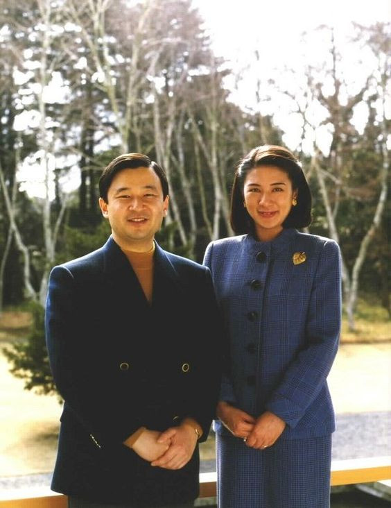 Tình duyên của bà với Thái tử Naruhito vốn không trải đầy hoa hồng. Dù thái tử vô cùng yêu thương và kiên trì theo đuổi, phải mất tới 6 năm và 3 lần cầu hôn, bà mới chấp thuận "về chung một nhà" với Thái tử. (Ảnh: Bunshun)