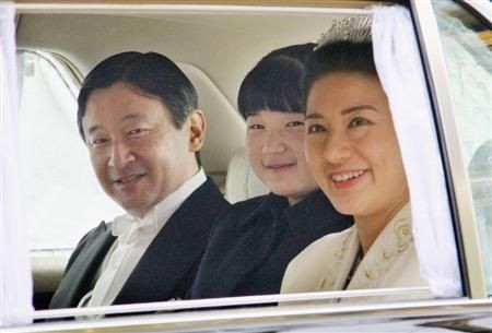 May mắn, bà luôn có người chồng luôn tận tâm sát cánh và yêu thương mình, dù hai người chỉ có một người con gái là nội Thân vương Aiko. (Ảnh: Pinterest)