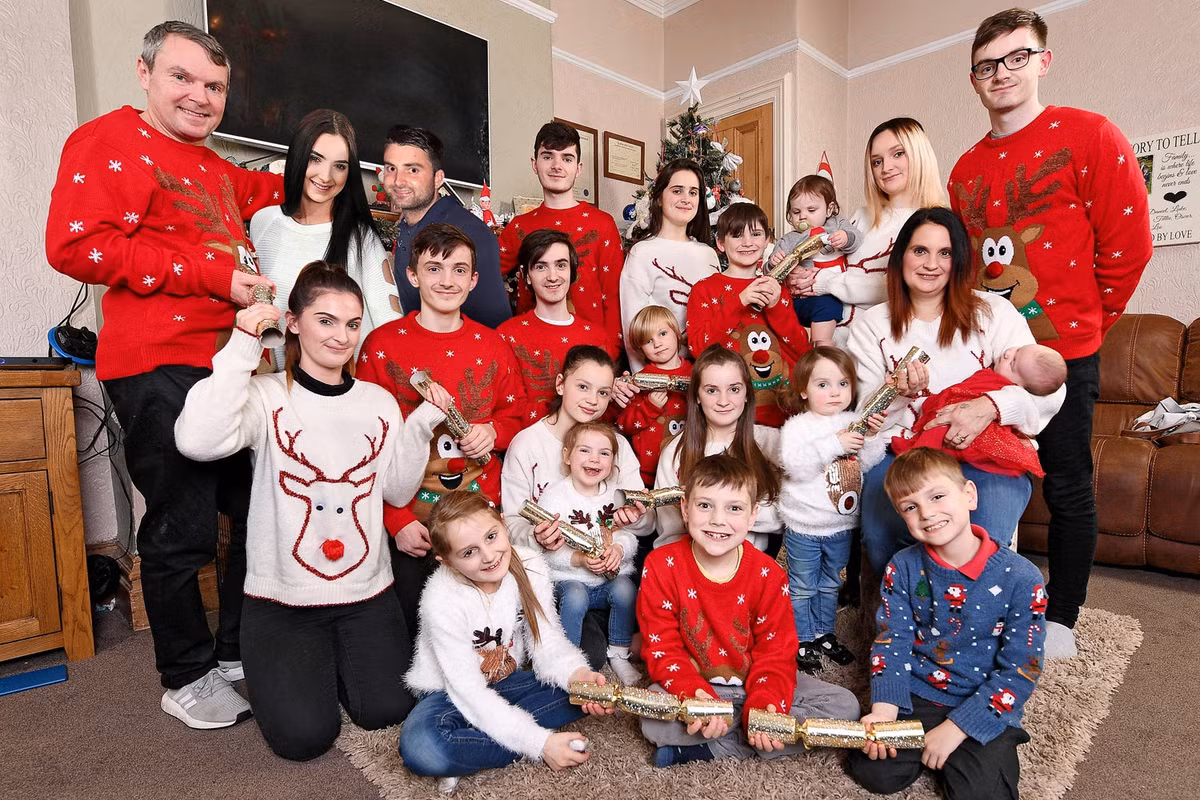 4. Noel và Sue Radford gặp nhau khi họ chỉ là những đứa trẻ và không lâu sau đó cả hai đón đứa con đầu lòng khi người mẹ mới 14 tuổi, còn người bố 18 tuổi.