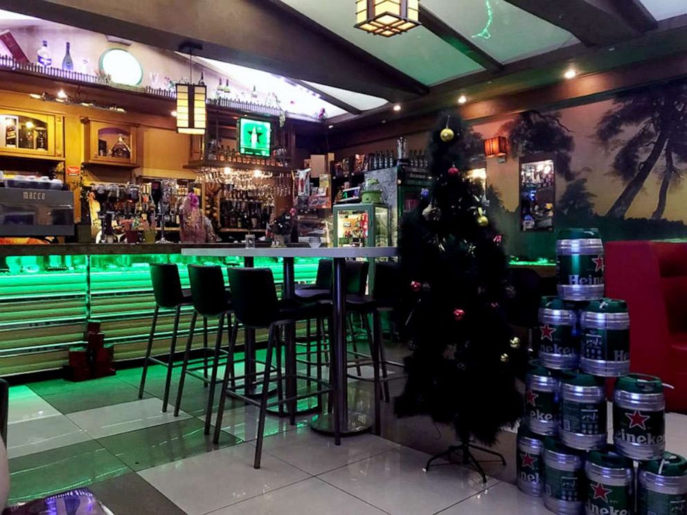 Một quán bar bán bia Heineken ở Bình Nhưỡng.