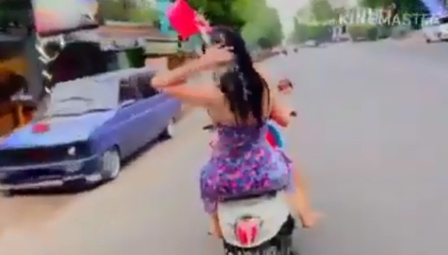 Cap chi em xinh dep tam goi giua duong va cai ket dang-Hinh-3