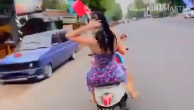 Cap chi em xinh dep tam goi giua duong va cai ket dang-Hinh-3