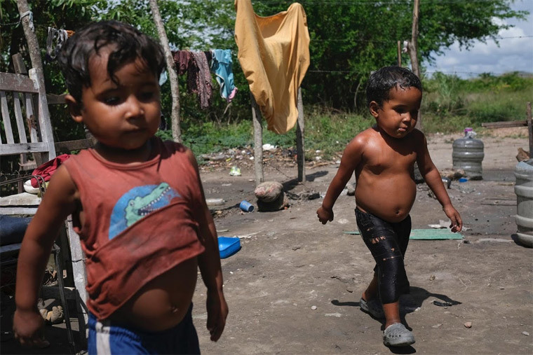 “Thế hệ trẻ bị suy dinh dưỡng có nghĩa là chúng ta sẽ có những thanh niên kém thông minh và khỏe mạnh hơn. Chúng ta sẽ phải sự chứng kiến một sự giật lùi trong phát triển đất nước bởi nguồn nhân lực bị giảm chất lượng” – ông Raquel Mendoza, một chuyên gia dinh dưỡng ở Mapani, nhóm trợ giúp khám và điều trị cho các em bé bị suy dinh dưỡng tại các gia đình nghèo, cho biết.