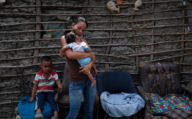 Rosa Rojas, một người phụ nữ góa chồng có 6 đứa con, sống dựa vào gạo và các thực phẩm trợ cấp cho biết hiếm khi có ngày 7 mẹ con được ăn đủ 3 bữa. “Chúng tôi chỉ được ăn 2 bữa/ngày” – Rosa nói.
