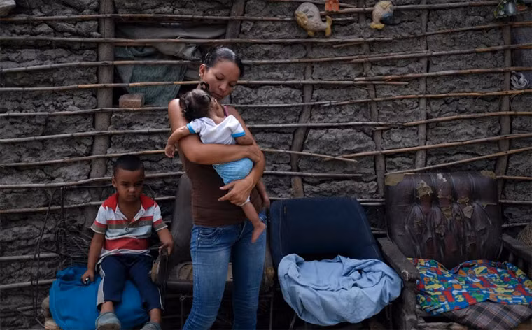 Rosa Rojas, một người phụ nữ góa chồng có 6 đứa con, sống dựa vào gạo và các thực phẩm trợ cấp cho biết hiếm khi có ngày 7 mẹ con được ăn đủ 3 bữa. “Chúng tôi chỉ được ăn 2 bữa/ngày” – Rosa nói.