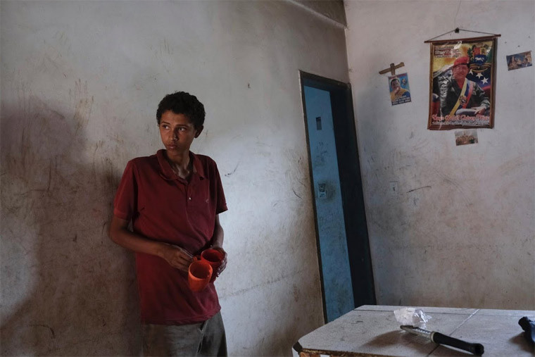 Khủng hoảng kinh tế của Venezuela đang gây thiệt hại nặng nề cho trẻ em nước này. Những đứa trẻ đang đối mặt với nguy cơ suy dinh dưỡng vì những thực phẩm cơ bản ngày càng xa khỏi tầm với của các gia đình. Hệ thống y tế công cộng thiếu thuốc điều trị và các nguồn cung cấp tiêu chuẩn khác. Các tổ chức viện trợ đang cố gắng để thu hẹp khoảng cách.