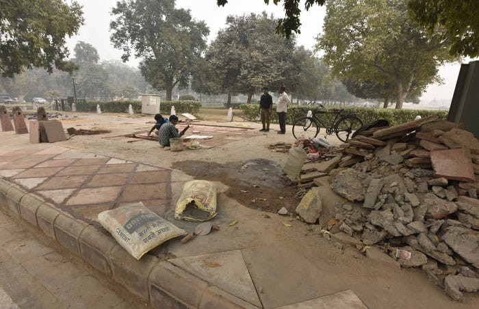 Các công trình xây dựng cũng bị tạm ngừng thi công. Ảnh: Getty