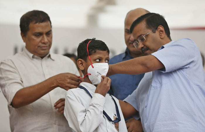 Tuần trước, Thủ hiến Delhi Arvind Kejriwal cho biết thành phố đã "biến thành một phòng hơi ngạt do khói từ việc đốt rơm". Hôm thứ hai, Tòa án Tối cao đã ra lệnh ngừng tất cả việc đốt rơm ngay lập tức, nói rằng người nông dân không thể "làm hại người khác để kiếm sống". Ảnh: Getty