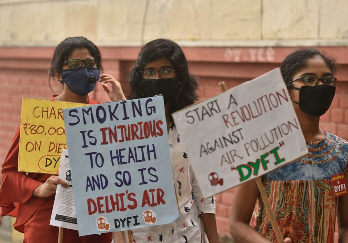 Người dân tỏ ra rất bức xúc trước tình trạng ô nhiễm không khí của New Delhi. Nhiều cuộc biểu tình và tuần hành kêu gọi chống ô nhiễm không khí đã diễn ra tại thủ đô Ấn Độ. Ảnh: Getty Mời độc giả xem thêm video: Ô nhiễm không khí là một nguyên nhân chính gây ung thư (Nguồn: VTC14)