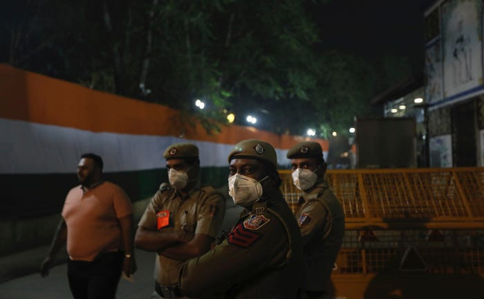 Khí thải phương tiện là một tác nhân chính gây ra tình trạng ô nhiễm không khí. Do vậy, chính quyền nước này đã ban hành quy định ngày chẵn - lẻ theo biển số xe để hạn chế khoảng 4 triệu ô tô ra đường mỗi ngày. Người vi phạm sẽ bị xử phạt tới 56 USD (khoảng 1.300.000 VNĐ). Ảnh: AP