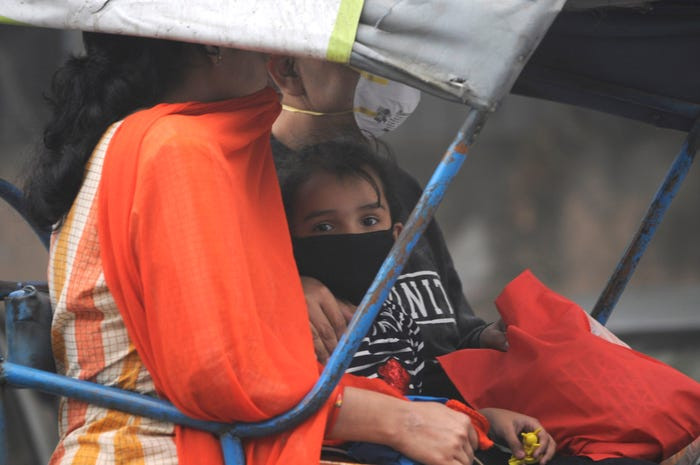 Trẻ em có thể chịu tác động nguy hại đến sức khỏe do chất lượng không khí xuống thấp. Nhiều trường học tại thành phố đã tạm đóng cửa. Khoảng 5 triệu khẩu trang phòng bụi đã được phân phát cho học sinh. Ảnh: Getty