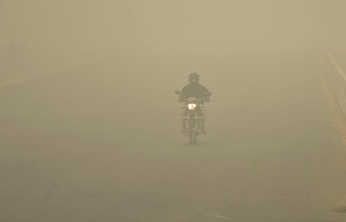 Những con đường bị khói bụi phủ mờ đến mức tầm nhìn tối đa chỉ còn khoảng 50 mét. Ảnh: Getty