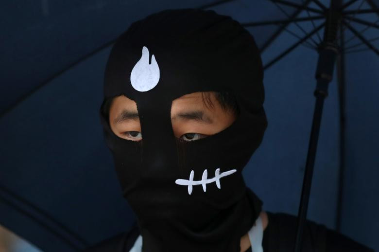 Người biểu tình bịt kín mặt tại quận Wan Chai ngày 6/10. (Ảnh: Reuters)