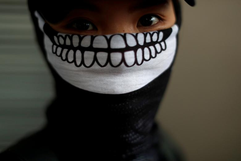 Nhiều loại mặt nạ "sáng tạo" được mang ra sử dụng. Ảnh: Một người biểu tình ở Causeway Bay, Hong Kong, ngày 6/10. Được biết, người vi phạm luật cấm đeo mặt nạ có thể phải lĩnh án tù 1 năm và nộp phạt. (Ảnh: Reuters)