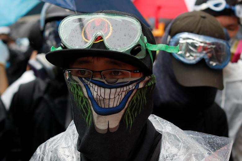 Động thái ban hành lệnh cấm này được cho là một nỗ lực của chính quyền Hong Kong nhằm hạn chế tình trạng bạo lực đang có xu hướng gia tăng từ đầu tháng này, nhất là sau vụ việc một thanh niên bị trúng đạn từ cảnh sát. (Ảnh: Reuters)