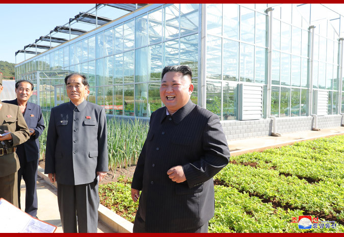 Đây là lần xuất hiện chính thức đầu tiên của nhà lãnh đạo Triều Tiên sau gần một tháng vắng bóng trên các phương tiện thông tin đại chúng. Hồi tháng trước, ông đã trực tiếp thị sát vụ phóng đa tên lửa mới. (Ảnh:KCNA)