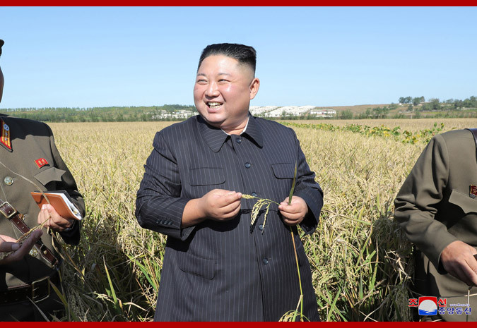 Ông Kim Jong Un cho rằng cần phải có một bước ngoặt quyết định trong việc giải quyết vấn đề lương thực cho người dân bằng cách nuôi trồng nhiều giống cây năng suất cao - KCNA đưa tin. Theo một báo cáo của Liên Hợp Quốc hồi tháng 5, gần 40% dân số Triều Tiên đang ở trọng tình trạng thiếu an ninh lương thực. (Ảnh: KCNA)