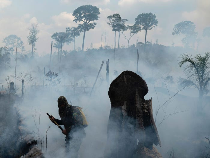 Một binh sĩ Brazil đang cố gắng dập lửa tại khu Nova Fronteira, tỉnh Novo Progresso, phía Bắc Brazil, ngày 3/9/2019. (Ảnh: AP)