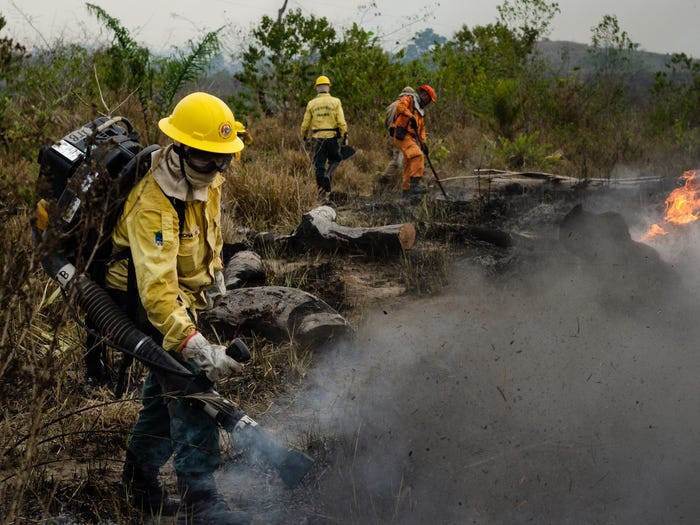 Nhóm lính cứu hỏa của Bộ Môi trường Brazil (IBAMA), ngày 3/9/2019. (Ảnh: NurPhoto)