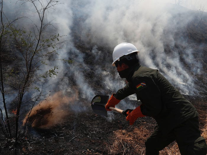 Sử dụng đất cũng là một cách chữa cháy hiệu quả. Ảnh chụp tại một thửa rừng ở Bolivia, ngày 30/8/2019. (Ảnh: AP)