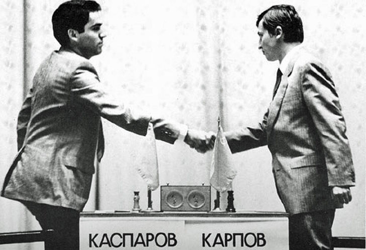 Garry Kasparov và Anatoly Karpov, hai huyền thoại cờ vua bắt tay nhau trước trận đấu năm 1985.