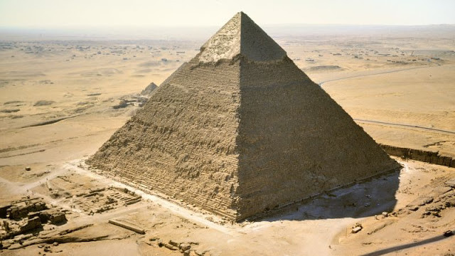 Kim tự tháp Khafre cao 136 mét, chụp từ Đại kim tự tháp Giza.