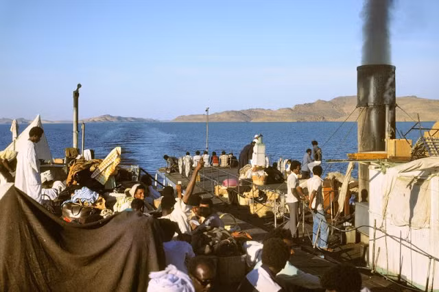 Một con tàu hơi nước đang hướng đến Sudan trên hồ Nasser, Nubia.