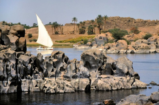 Thuyền buồm trên sông Nile ở Aswan, Ai Cập.