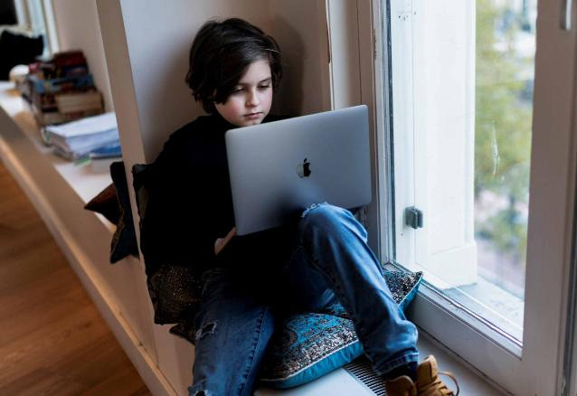 Nhưng ngày 9/12, trường đại học này thông báo với Simons và bố mẹ của cậu rằng ngày tốt nghiệp sẽ có thể muộn hơn so với dự kiến bởi Laurent vẫn còn một số bài thi chưa hoàn thành trước ngày sinh nhật cậu vào 26/12.