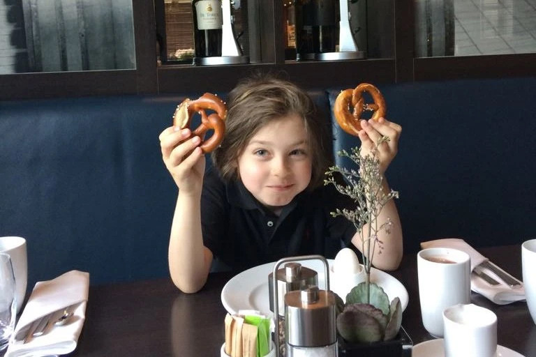 “Các thầy cô giáo rất thích dạy học cho Laurent vì cậu bé không chỉ rất tài năng mà còn là người rất tốt bụng và ham học hỏi. Do đó cánh cửa vẫn sẽ mở ra cho cậu để Laurent vẫn có thể tiếp tục các nghiên cứu của mình” – người phát ngôn cho biết.