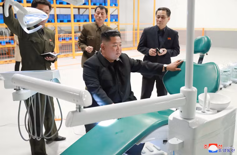  Nhà lãnh đạo Triều Tiên kiểm tra các thiết bị tại nhà máy Myohyangsan.