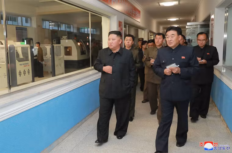Ông Kim Jong-un thăm Nhà máy thiết bị y tế Myohyangsan.