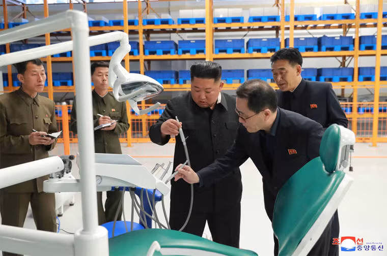 Nhà lãnh đạo Triều Tiên Kim Jong-un thị sát Nhà máy thiết bị y tế Myohyangsan.