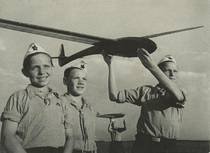 Học sinh phóng thử máy bay mô hình. Ảnh chụp khoảng năm 1937 - 1938.