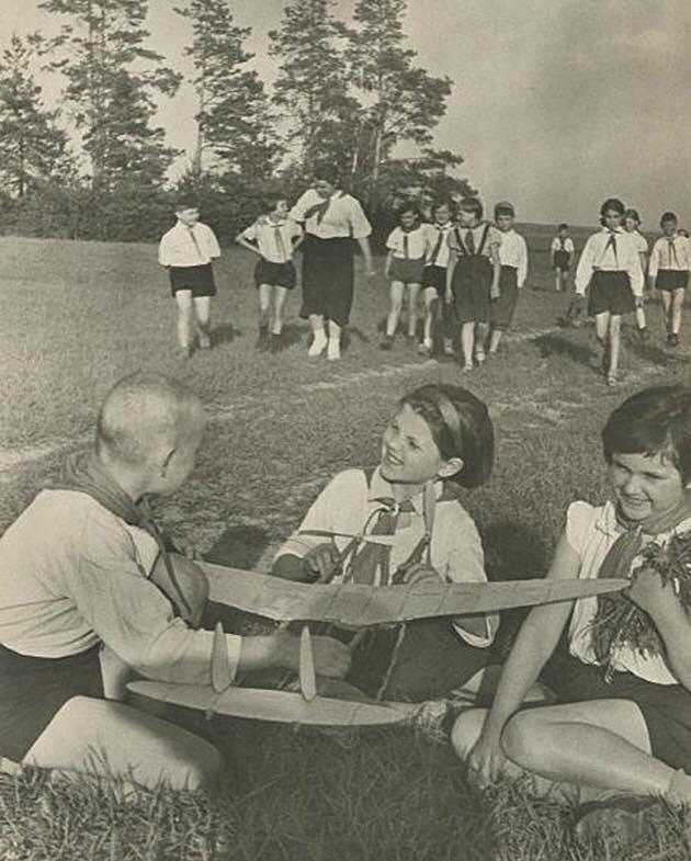 Là một cường quốc công nghiệp hàng đầu, Liên Xô cũng rất chú trọng đào tạo các môn kỹ thuật thực tiễn cho học sinh. Thậm chí có các lớp học hướng dẫn chế tạo mô hình máy bay như trong hình. Ảnh chụp khoảng năm 1937 - 1938.