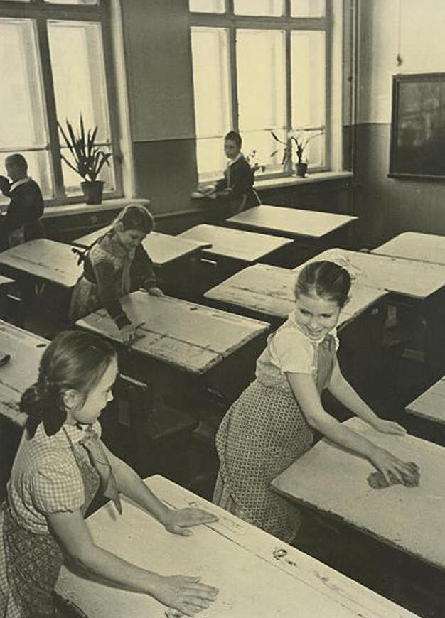 Chương trình giáo dục luôn thúc đẩy ý thức và tinh thần tự giác. Chính vì vậy, hình ảnh các em học sinh trực nhật và tự lau dọn lớp học của mình không phải điều gì xa lạ ở Liên Xô cũ. Mời độc giả xem thêm video: Bảo tàng đồ cũ thời Liên Xô (Nguồn: VTC14)