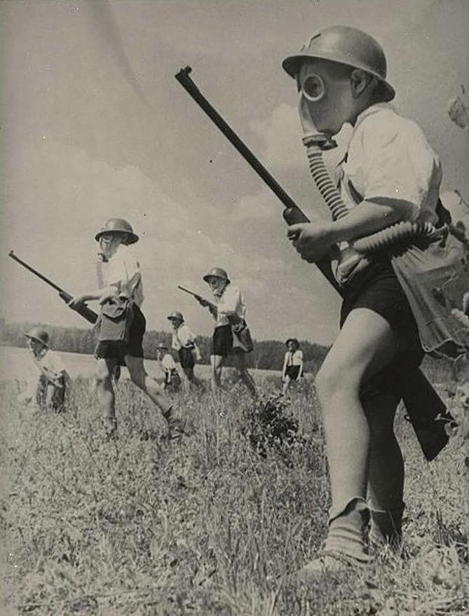 Ngoài việc học ngoại khóa về thiên nhiên, một hoạt động giải trí phổ biến là trò chơi Zarnitsa (tương tự như đánh trận giả).