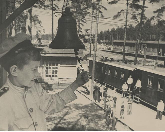 Ngoài ra, các kỹ năng mềm cũng là một trọng tâm của chương trình giáo dục thời Liên Xô cũ. Học sinh được dạy và huấn luyện cách quản lý, lao động ngay từ khi rất sớm. Chẳng hạn, nhà nước lập ra nhiều trung tâm nghề nghiệp cho học sinh làm quen, như một ga tàu mô phỏng để giúp các em làm quen với ngành đường sắt. (Ảnh chụp khoảng năm 1945 - 1949)