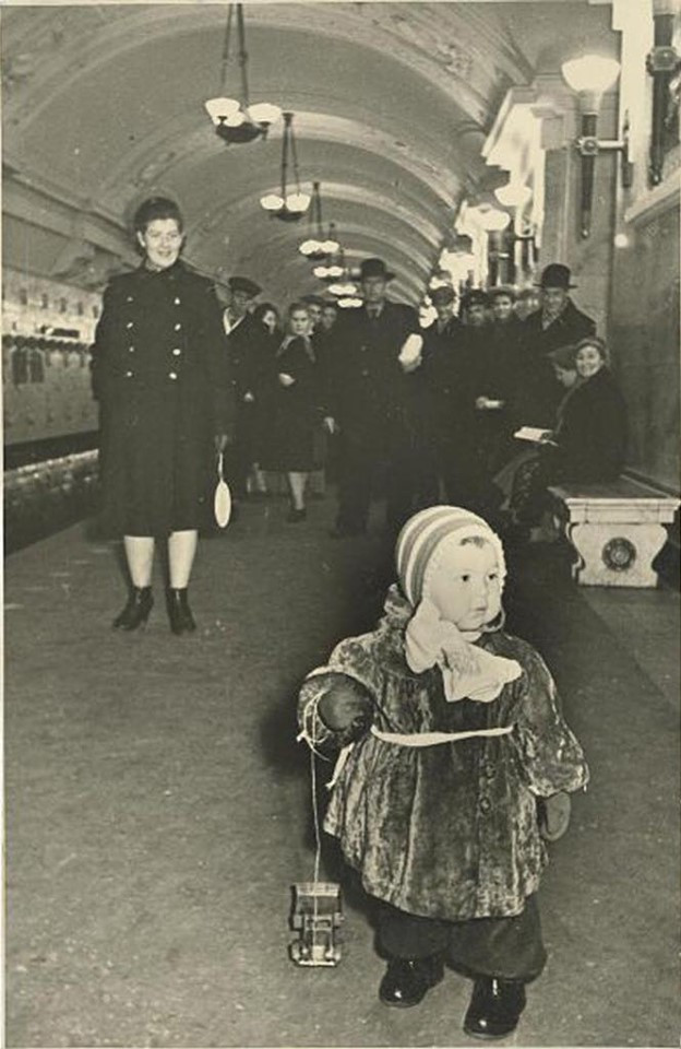 Em nhỏ trong ga tàu điện ngầm. Ảnh chụp những năm 1950.