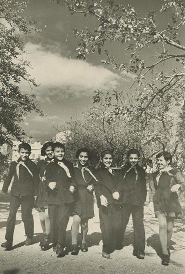 Thành viên Đội thiếu niên tiền phong (TNTP) với chiếc khăn quàng đỏ đặc trưng, những năm 1960. Trẻ em Liên Xô bắt đầu được đi học từ khi lên 6 tuổi và có thể tham gia vào Đội TNTP năm 9 tuổi. Được trở thành một Đội viên là vinh dự đáng quý.