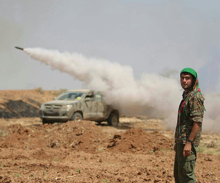 Tháng 10/2015: Lực lượng Dân chủ Syria (SDF) được thành lập với quân số 50.000 và nòng cốt là các chiến binh từ đơn vị Bảo vệ Nhân dân người Kurd (YPG). Lực lượng này được Mỹ hỗ trợ chủ yếu về vũ khí, hỏa lực và tình báo. Sau này, SDF đã đánh bại IS ở Đông Bắc Syria và đánh bật tổ chức khủng bố này khỏi vùng lãnh địa cuối cùng ở ngôi làng Baghouz vào tháng 3/2019. Trong ảnh là một chiến binh người Kurd. Nguồn ảnh: Flickr.