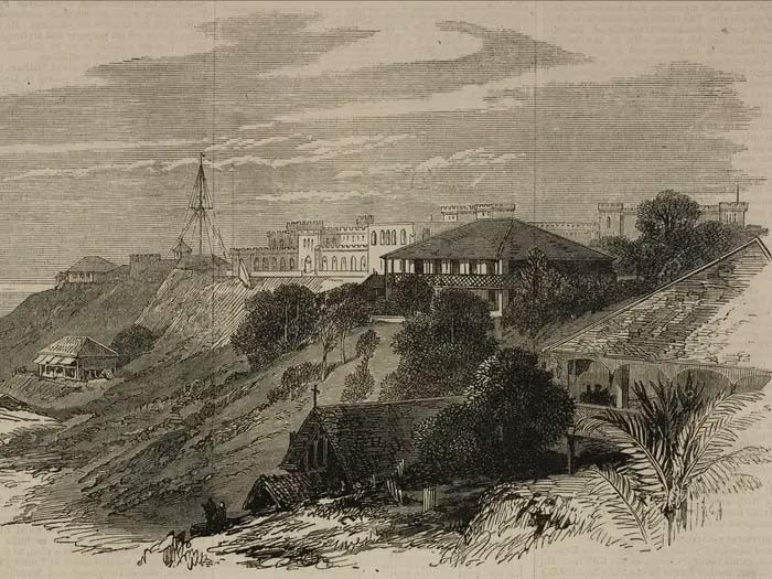 Một ảnh minh họa từ năm 1872 cho thấy các nhà tù cũ nằm trên đảo Ross. Nhờ khoảng cách rất xa với đất liền mà quần đảo Andaman và Nicobar trở thành nơi giam giữ hàng trăm tù binh.