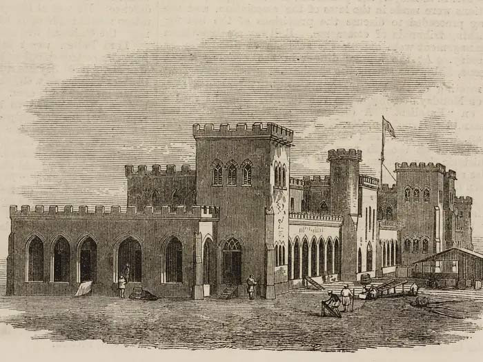 Nhưng do vị trí địa lý bị cô lập với đất liền, nên dù có đầy đủ các cơ sở vật chất nhưng người Anh vẫn cảm thấy tẻ nhạt và ai được bổ nhiệm ra đảo là bị coi như một hình phạt.