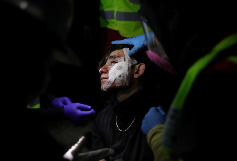 Được biết, khoảng 800 cảnh sát và hơn 1.600 người biểu tình bị thương trong các vụ đụng độ.