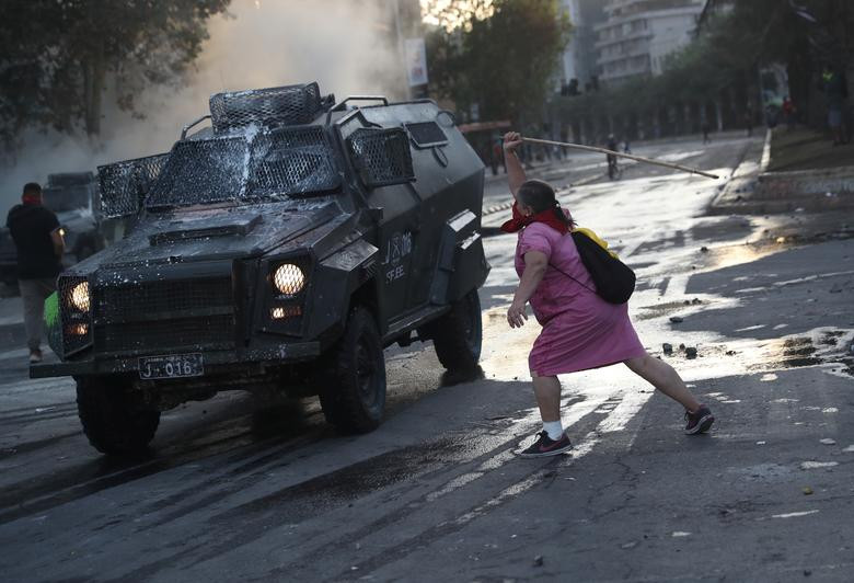 Một người biểu tình tấn công xe bọc thép của cảnh sát hôm 30/10.