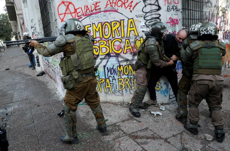 Ngoài ra, theo thông tin của Viện Nhân quyền Quốc gia Chile, tính đến ngày 7/11 đã có hơn 5.000 người bị bắt. Ảnh: Một người biểu tình bị cảnh sát trấn áp tại thủ đô Santiago.