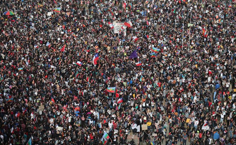 Cùng ngày 18/10, Tổng thống Chile Sebastián Piñera đã tuyên bố tình trạng khẩn cấp và điều động lực lượng vũ trang để trấn áp các cuộc bạo loạn. Ông cũng xác nhận nước này sẽ hủy đăng cai Hội nghị APEC và Hội nghị Liên Hợp Quốc về biến đổi khí hậu (COP 25), vốn sẽ được tổ chức vào tháng 11 và 12 năm nay do lo ngại về tình trạng bạo lực.