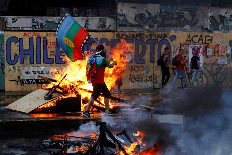 Hàng chục người đã thiệt mạng, nhiều tài sản công cộng bị phá hủy. Người biểu tình cũng yêu cầu Tổng thống Pinera từ chức. Ông Pinera sau đó đã công khai xin lỗi người dân Chile, đồng thời công bố một loạt biện pháp giúp xoa dịu dư luận như tăng lương hưu và lương tối thiểu.